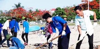 Đoàn trường Đại học Thông tin liên lạc vừa phối hợp với Đoàn phường Vĩnh Hòa tổ chức thu gom rác, làm sạch cảnh quan môi trường.