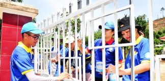 Sinh viên Trường Cao đẳng Du lịch Nha Trang tham gia chiến dịch tình nguyện mùa hè xanh tại thôn Tà Lương, thị trấn Tô Hạp, huyện Khánh Sơn.