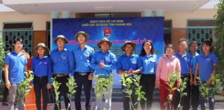 Trao cây giống và phân bón cho đại diện các hộ gia đình thanh niên