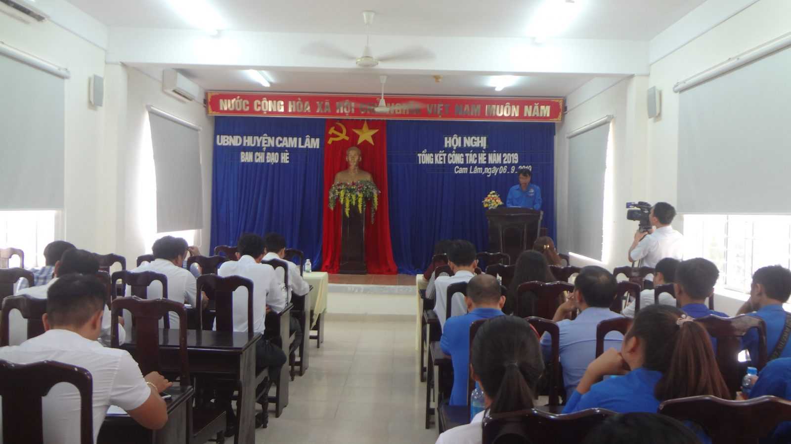 Đồng chí Lê Thanh Văn - Bí thư Huyện đoàn – Phó Ban Chỉ đạo hè huyện thông qua dự thảo báo cáo tổng kết hoạt động hè năm 2019.