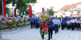 Nghi lễ đặt vòng hoa viếng các liệt sĩ