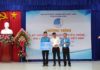 Đồng chí Nguyễn Trí Tuân - UV.BTV Huyện ủy - Phó Chủ tịch UBND huyện Cam Lâm - Chủ tịch Hội LHTN Việt Nam huyện Cam Lâm trao biểu trưng Công trình thanh niên “Thanh niên Cam Lâm chung tay bảo vệ môi trường” (10 thùng rác di động) cho Ủy ban Hội thị trấn Cam Đức