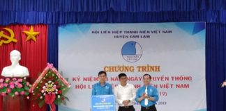 Đồng chí Nguyễn Trí Tuân - UV.BTV Huyện ủy - Phó Chủ tịch UBND huyện Cam Lâm - Chủ tịch Hội LHTN Việt Nam huyện Cam Lâm trao biểu trưng Công trình thanh niên “Thanh niên Cam Lâm chung tay bảo vệ môi trường” (10 thùng rác di động) cho Ủy ban Hội thị trấn Cam Đức