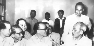 Quan điểm của Chủ tịch Hồ Chí Minh, dùng người tài không đúng, công việc sẽ không chạy, làm thui chột nhân tài và có hại cho Đảng. Trong ảnh: Bác Hồ trò chuyện với các trí thức / Ảnh tư liệu.