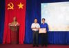 Đồng chí Trương Tấn Hùng - Phó Bí thư Thường trực Tỉnh đoàn trao bằng khen cho Huyện đoàn Vạn Ninh là đơn vị xuất sắc có nhiều tác phẩm chất lượng tham gia Cuộc thi.