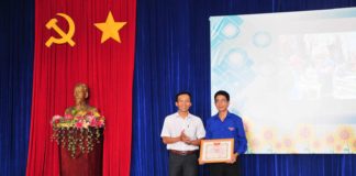 Đồng chí Trương Tấn Hùng - Phó Bí thư Thường trực Tỉnh đoàn trao bằng khen cho Huyện đoàn Vạn Ninh là đơn vị xuất sắc có nhiều tác phẩm chất lượng tham gia Cuộc thi.