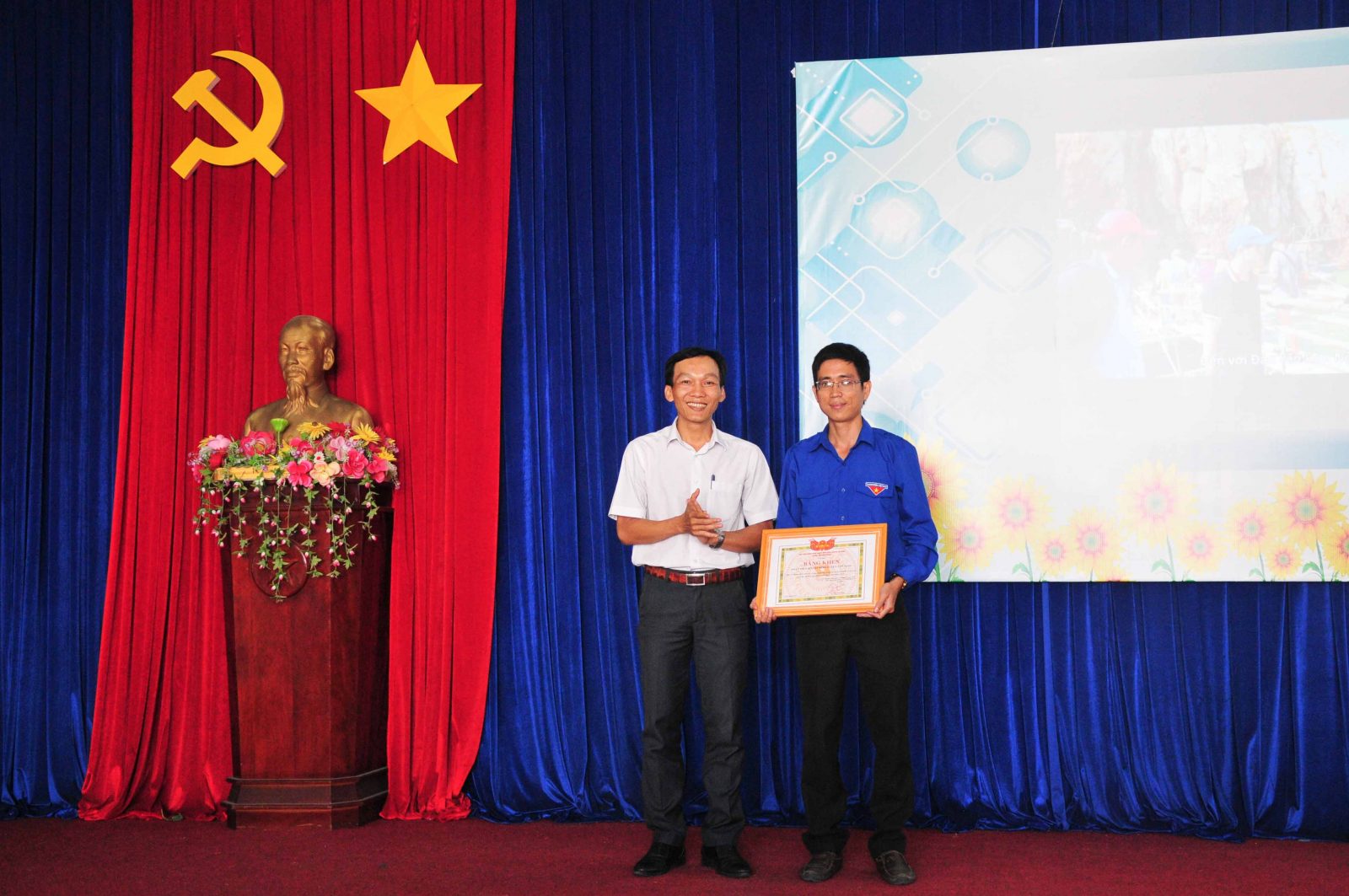 Đồng chí Trương Tấn Hùng - Phó Bí thư Thường trực Tỉnh đoàn trao bằng khen cho Huyện đoàn Vạn Ninh là đơn vị xuất sắc có nhiều tác phẩm chất lượng tham gia Cuộc thi.