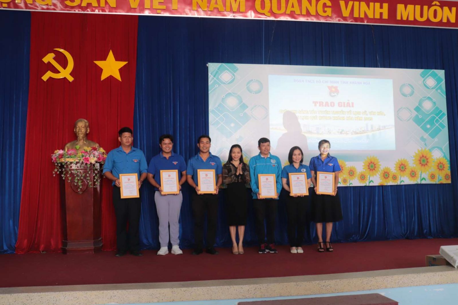 Đồng chí Nguyễn Ngọc Thảo - Ủy viên Ban Thường vụ Tỉnh đoàn, Trưởng Ban Tuyên giáo Tỉnh đoàn trao giải cho các tập thể, cá nhân đạt giải khuyến khích Cuộc thi.