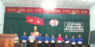 Học viên nhận giấy chứng nhận hoàn thành lớp tập huấn