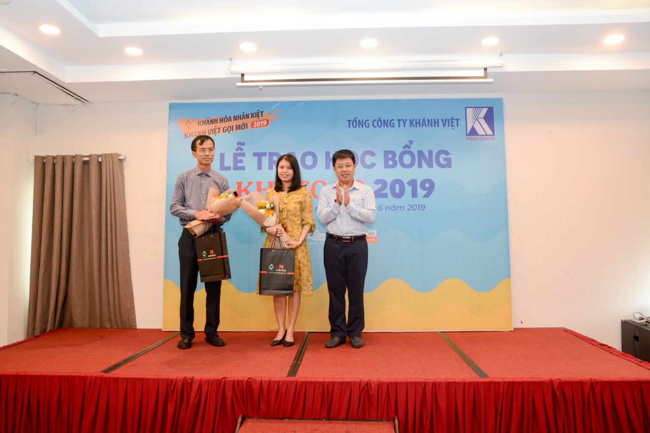 Ông Nguyễn Thành Tuyến tặng hoa và quà cho các Đại biểu đến từ các trường Đại học