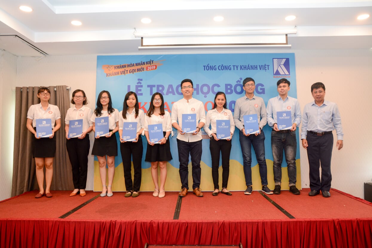 Ông Nguyễn Thành Tuyến trao học bổng Platinum cho các em sinh viên