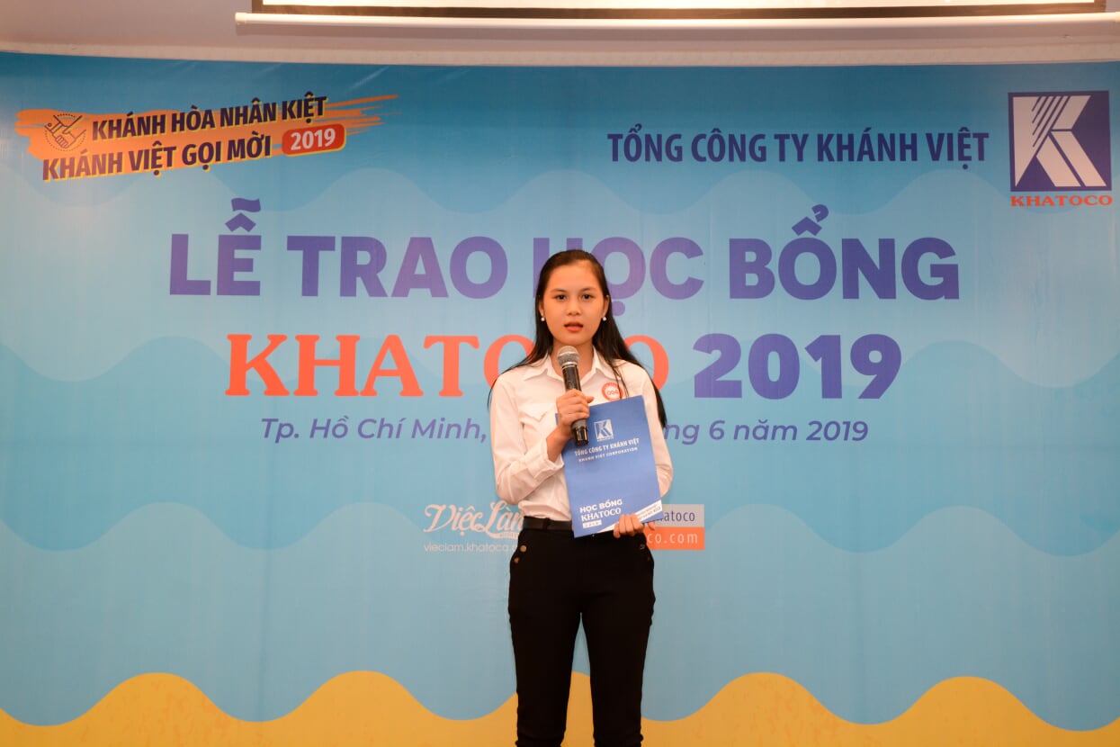 Sinh viên Nguyễn Thị Lệ Hồng – Học bổng Platinum phát biểu cảm ơn chương trình
