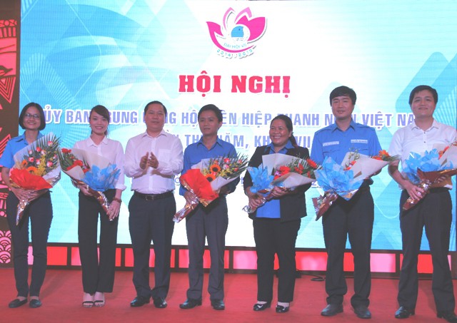 Tặng hoa cho các anh, chị vừa được hiệp thương bầu làm ủy viên Ủy ban Trung ương Hội LHTN Việt Nam khóa VII.