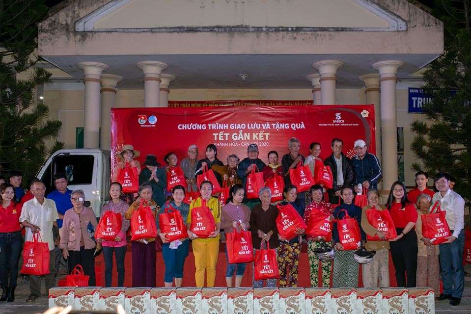Trao quà tết cho bà con nhân dân tại Thị xã Ninh Hòa