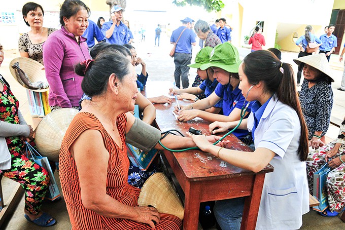 Thành đoàn Nha Trang tổ chức khám bệnh miễn phí cho người dân đảo Trí Nguyên.