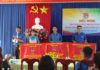 Đồng chí Lê Thanh Văn - Ủy viên BCH Tỉnh đoàn - Bí thư Huyện đoàn trao cờ cho các đơn vị xuất sắc dẫn đầu các khối thi đua