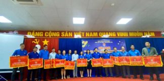 Trao cờ cho các đơn vị xuất sắc năm 2019