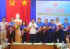 Đồng chí Bùi Hoài Nam - Ủy viên Ban Thường vụ Trung ương Đoàn và đồng chí Phạm Văn Tha - Trưởng Phòng Bảo vệ Chính trị nội bộ Ban Tổ chức Tỉnh ủy tặng hoa chúc mừng các đồng chí được bầu vào Ban Chấp hành, Ban Thường vụ, Ủy ban Kiểm tra Tỉnh đoà