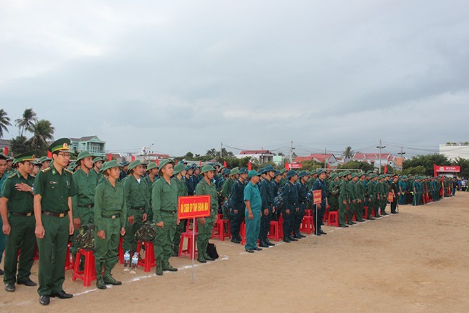 Thanh niên huyện Vạn Ninh trước giờ lên đường nhập ngũ.