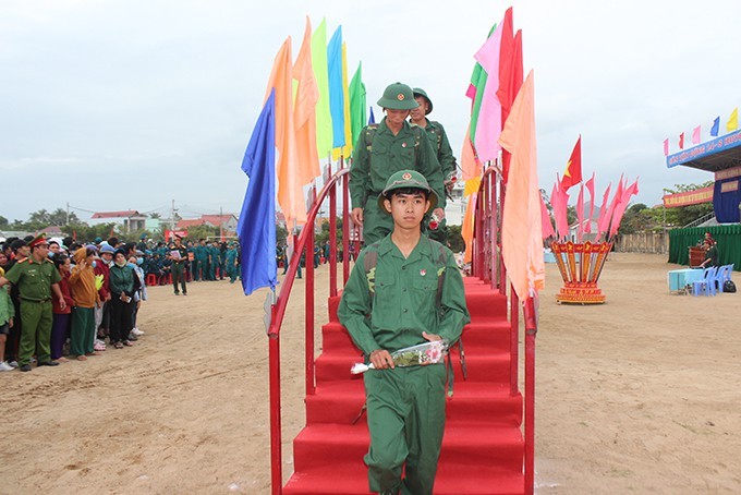 Các tân binh huyện Vạn Ninh đi qua cầu vinh quang.  