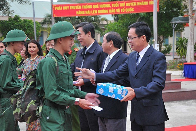 Lãnh đạo huyện Khánh Vĩnh tặng quà động viên các tân binh