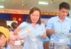 Các đại biểu thực hành pha chế nước rửa tay sát khuẩn khô theo công thức của WHO.
