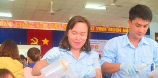 Các đại biểu thực hành pha chế nước rửa tay sát khuẩn khô theo công thức của WHO.