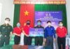 Đ/c Bùi Hoài Nam và Đại diện Tổng công ty Cổ phần Bia – Rượu – Nước giải khát Sài Gòn (SABECO) trao bảng tượng trưng quà tặng cho Bộ Chỉ huy Quân sự tỉnh.