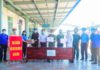 Đồng chí Trương Tấn Hùng và đại diện các đơn vị tặng quà cho lực lượng làm nhiệm vụ tại trạm kiểm soát liên ngành Ga Nha Trang