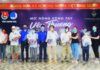 Đồng chí Bùi Hoài Nam cùng đại diện Công ty Cổ phần Đầu tư Xây dựng Vịnh Nha Trang và các đơn vị trao quà cho bà con nhân dân.