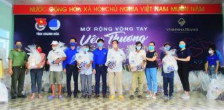 Đồng chí Bùi Hoài Nam cùng đại diện Công ty Cổ phần Đầu tư Xây dựng Vịnh Nha Trang và các đơn vị trao quà cho bà con nhân dân.