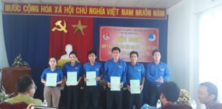 Thường trực Thị Đoàn trao quyết định thành lập và ra mắt Câu lạc bộ Lý luận trẻ