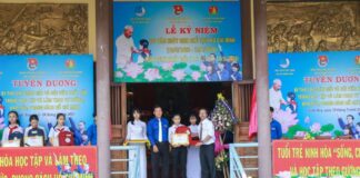 Đồng chí Nguyễn Phú Ân – Phó Bí thư Thị Đoàn, Chủ tịch Hội đồng Đội thị xã và đồng chí Châu Đình Hùng - Sơn Phó trưởng phòng Phòng GD&ĐT thị xã Ninh Hòa trao giấy khen và quà lưu niệm cho 62 đội viên tiêu biểu trong học tập và làm theo “05 điều Bác Hồ dạy”