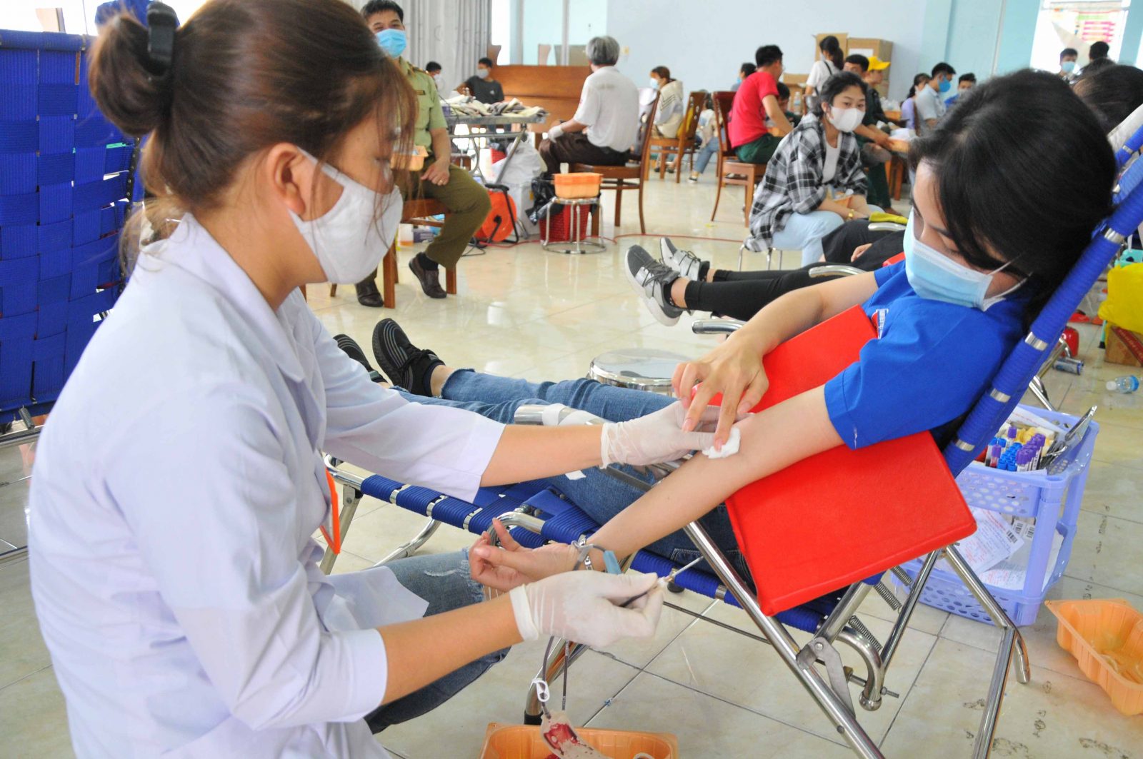 Đoàn viên, thanh niên tham gia hiến máu tình nguyện