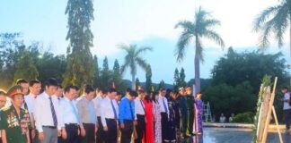 Đồng chí Nguyễn Khắc Định – Ủy viên Ban Chấp hành Trung ương Đảng, Bí thư Tỉnh ủy dẫn đầu đoàn đại biểu lãnh đạo tỉnh đặt vòng hoa tưởng nhớ các anh hùng liệt sĩ.