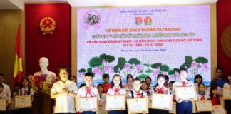 Ông Hồ Văn Mừng trao giấy khen của Ban Tuyên giáo Tỉnh ủy cho 5 học sinh xuất sắc đạt các giải thưởng cao tại cuộc thi.