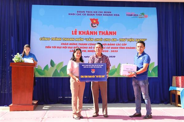 Đ/c Nguyễn Châu Hùng, Giám đốc Thư viện tỉnh Khánh Hòa trao bảng công trình thanh niên “Thư viện xanh”