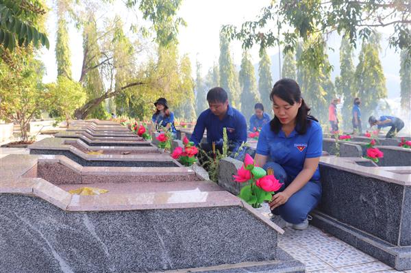 Phong trào “Ngày thứ bảy tình nguyện” dâng hoa, dâng hương tại Nghĩa trang liệt sĩ Hòn Dung
