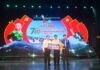 Ngân hàng BIDV chi nhánh Nha Trang và đồng chí Bùi Hoài Nam trao bảng tượng trưng công trình “Mái ấm nghĩa tình”, tặng hoa chúc mừng gia đình ông Cao Là Quảng, cựu TNXP huyện Khánh Vĩnh