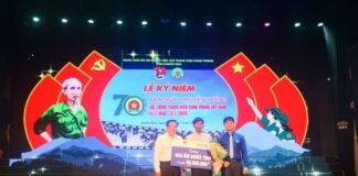 Ngân hàng BIDV chi nhánh Nha Trang và đồng chí Bùi Hoài Nam trao bảng tượng trưng công trình “Mái ấm nghĩa tình”, tặng hoa chúc mừng gia đình ông Cao Là Quảng, cựu TNXP huyện Khánh Vĩnh