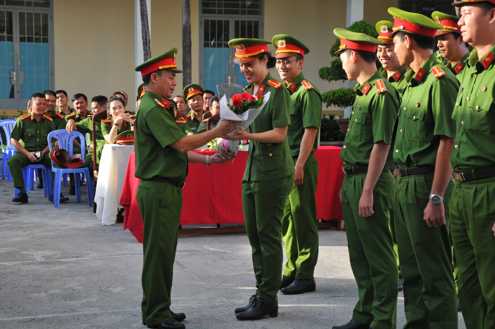 Lãnh đạo CATP Nha Trang tặng hoa cho các đội hình tình nguyện của Đoàn thanh niên CATP
