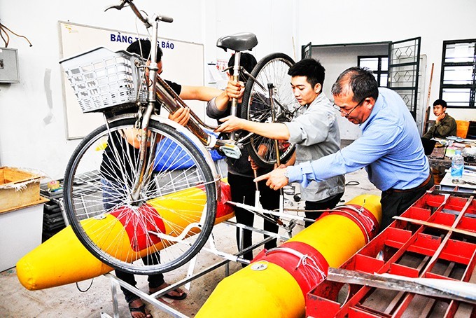 Sinh viên sáng chế “xe đạp trên mặt nước” | Tỉnh đoàn Khánh Hòa