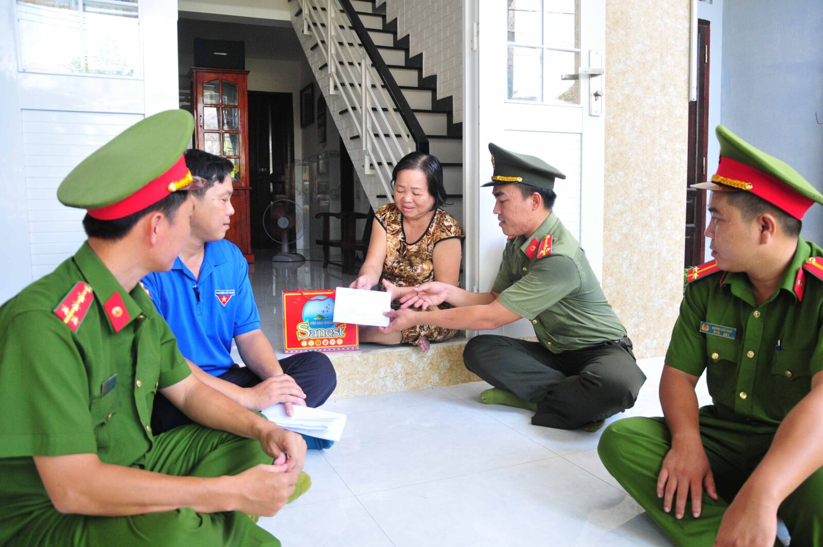 Các đoàn viên, thanh niên thăm hỏi, tặng quà cho gia đình thương binh xã Vĩnh Lương