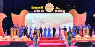 Các người mẫu trong phần trình diễn bộ sưu tập áo dài “Hồn Việt”