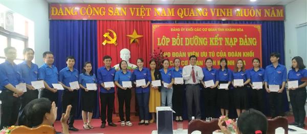 Đ/c Lữ Thanh Hải - Bí thư Đảng ủy Khối trao giấy chứng nhận cho các học viên xuất sắc