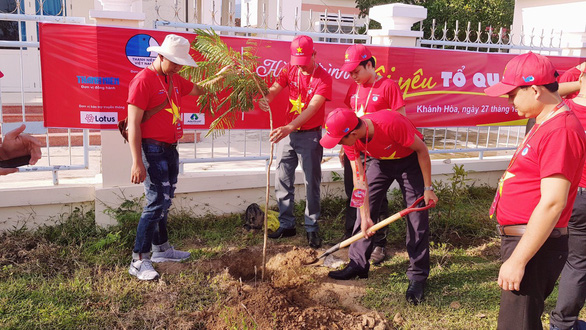 1.000 bạn trẻ dọn rác, trồng cây ở biển Khánh Hòa - Ảnh 7.
