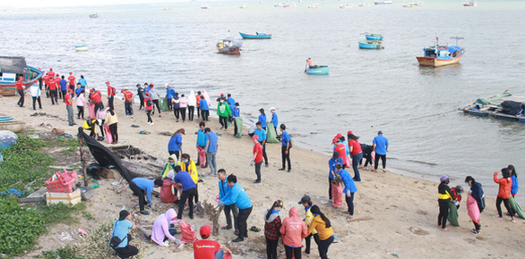 1.000 bạn trẻ dọn rác, trồng cây ở biển Khánh Hòa - Ảnh 1.