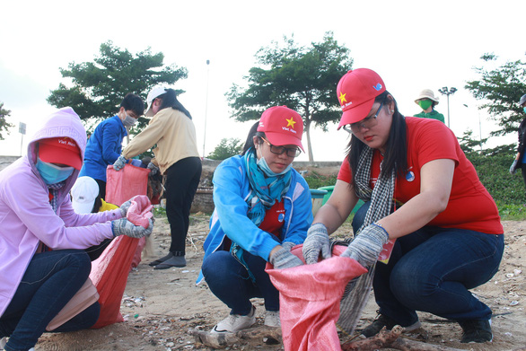 1.000 bạn trẻ dọn rác, trồng cây ở biển Khánh Hòa - Ảnh 2.
