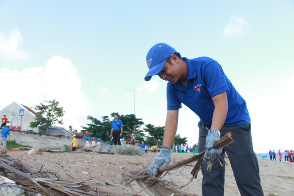 1.000 bạn trẻ dọn rác, trồng cây ở biển Khánh Hòa - Ảnh 3.