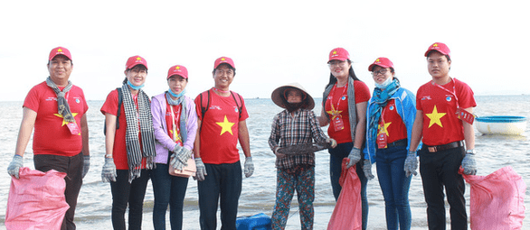 1.000 bạn trẻ dọn rác, trồng cây ở biển Khánh Hòa - Ảnh 4.